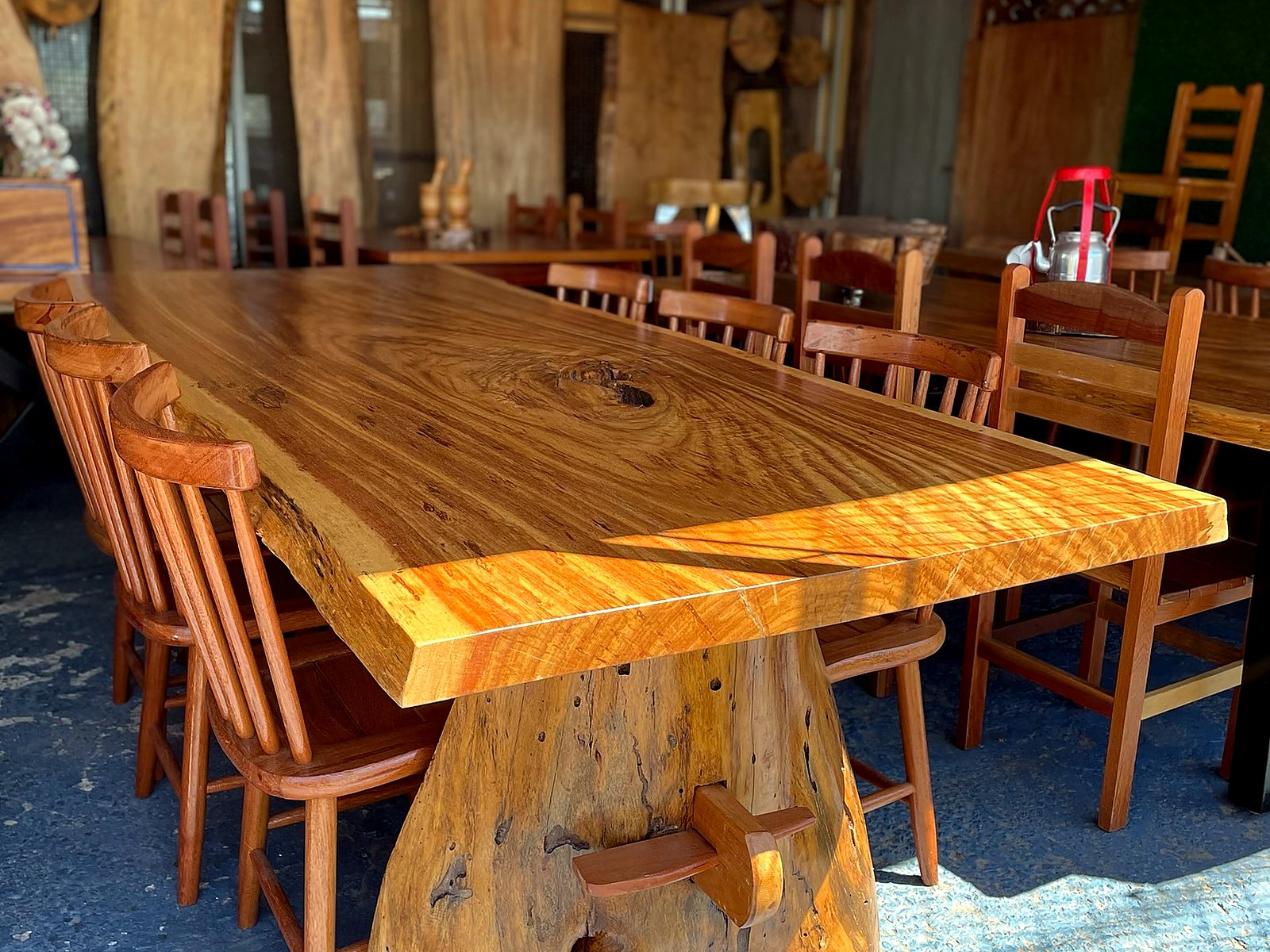 Mesa de madeira maciça em showroom com cadeiras de madeira