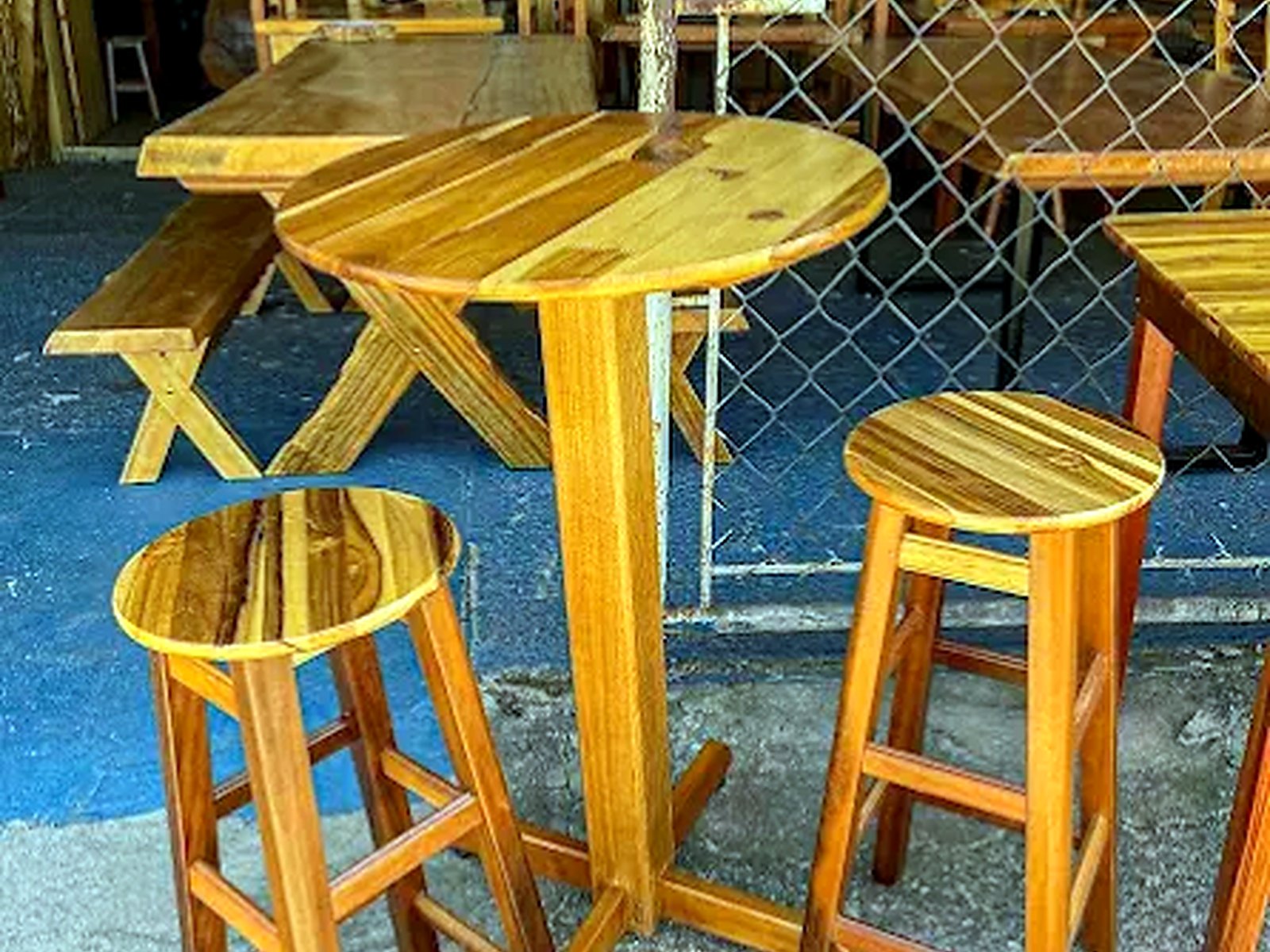 Mesa bistrô alta com banquetas em madeira maciça