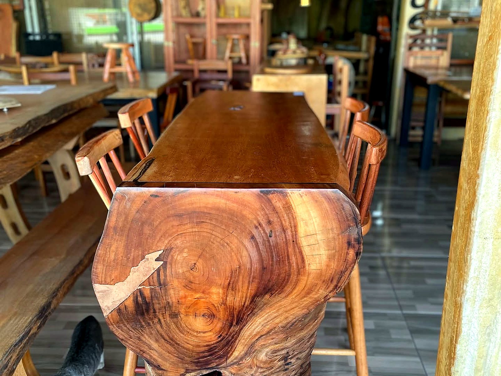 Detalhe da lateral de uma mesa em madeira maciça com veios e desenho natural